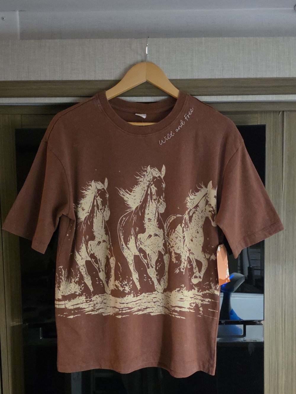 🐴NWT, SHORT SLEEVE "GRAPHIC HORSES TEE BY ",MESSY BUN JUST CHILLIN" 🐴